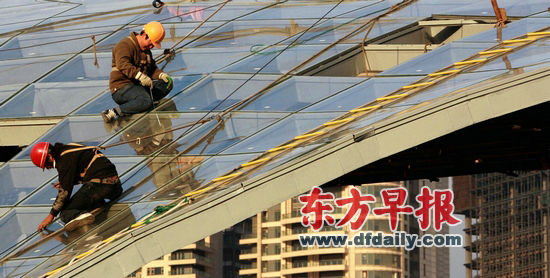 今后，上海還將限制處于人流密集、流動性大的區(qū)域內(nèi)的建筑物安裝玻璃幕墻。徐曉林 早報資料